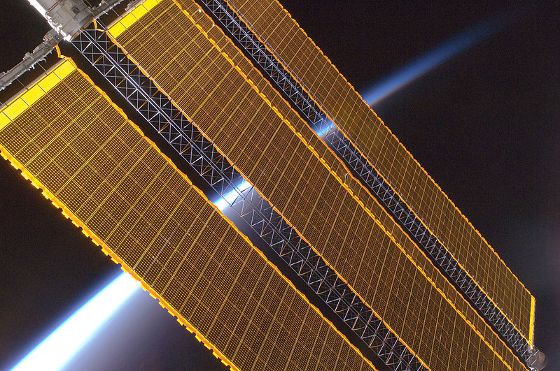 earth_horizon_and_international_space_station_solar_panel_array_expedition_17_crew_august_2008