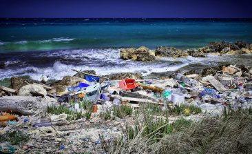 ocean-plastic-beach-italy