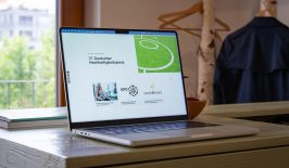 Ein Laptop, auf dem die Seite des Deutschen Nachhaltigkeitspreis geöffnet ist.